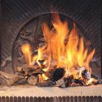 Comment allumer le feu en réduisant la fumée au